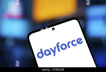 Das Dayforce-Logo wird auf dem Smartphone angezeigt. Dayforce Inc bietet HR-Software und -Services weltweit an. Stockfoto