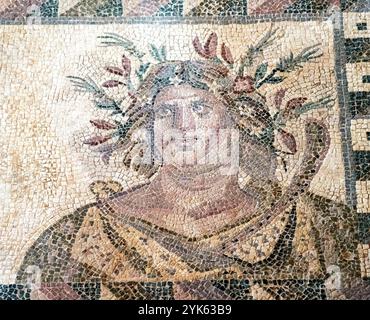 Paphos Zypern Haus Von Dionysos Vier Jahreszeiten Römisches Mosaik Herbst Gekrönt Mit Früchten Und Beeren Und Tragen Pruning Messer. Paphos, Zypern. Stockfoto