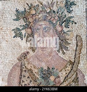 Paphos Cyprus House of Dionysos Four Seasons Mosaic, das Sommer darstellt, männlich mit einer Krone aus Maisohnen und einer Sichel zur Vorbereitung der Ernte. Stockfoto