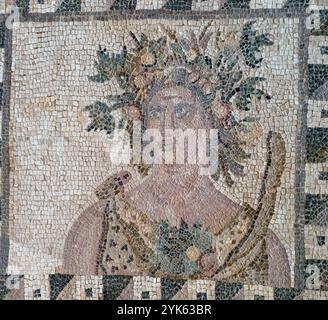 Paphos Cyprus House of Dionysos Four Seasons Mosaic, das Sommer darstellt, männlich mit einer Krone aus Maisohnen und einer Sichel zur Vorbereitung der Ernte. Stockfoto