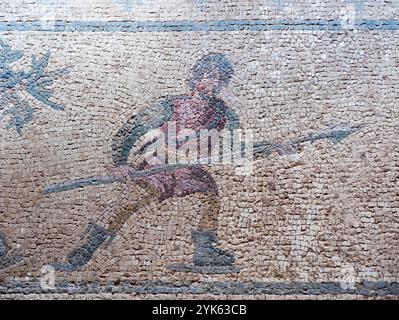 Das Mosaik der Jagdszene zeigt einen Mann mit einem Speer in der Villa des Hauses Dionysos, Paphos, Zypern Stockfoto