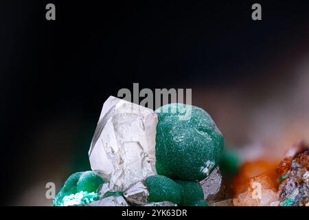 Weißer Cerussit und grüner Malachit. Exemplar aus Mas Dieu, Laval-Pradel, Frankreich. Mikrofotografie extreme Nahaufnahme. Das Mikroskop der Mineralkristalle Stockfoto