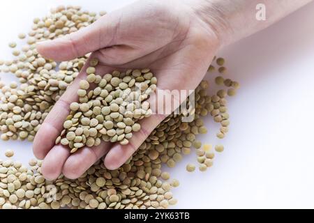 Hand, die Linsen isoliert auf weißem Hintergrund Stockfoto