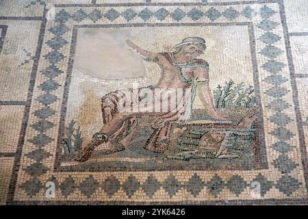 Haus des Dionysos, Paphos: „Narziss“ Mosaische Darstellung von Narziss, Sohn eines flussgottes und einer Nymphe, die seine Reflexion im Wasser des Sees bewundert Stockfoto