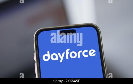 Das Dayforce-Logo wird auf dem Smartphone angezeigt. Dayforce Inc bietet HR-Software und -Services weltweit an. Stockfoto