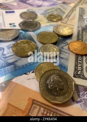 Verschiedene Weltwährungen in Münzen und Banknoten werden in Nahaufnahme gezeigt Stockfoto