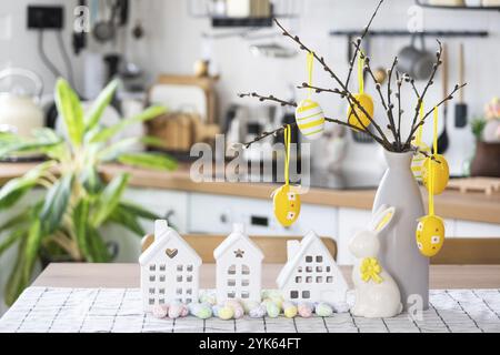 Schlüssel zum Haus eines gemütlichen Hauses mit Osterdekor mit Hase und Eiern auf dem Tisch der Küche. Gebäude, Entwurf, Projekt, Umzug in ein neues Haus, Hypothek, Versicherung Stockfoto