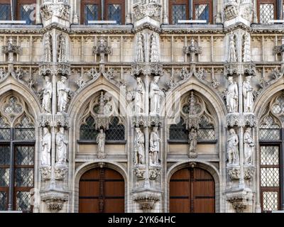 Detail künstlerisches Gebäude Leuvener Rathaus (Historisch Stadhuis van Leuven) von 1469 im spätgotischen Stil am Groten Markt, Leuven, Flandern, Flemis Stockfoto