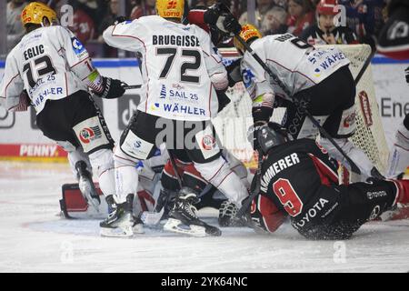 LanxessArena, Köln, Nordrhein-Westfalen, Phillip Bruggisser (Fischtown Pinguins, #72), Maximilian Kammerer (Koelner Haie, #9), PENNY DEL, Koelne Stockfoto