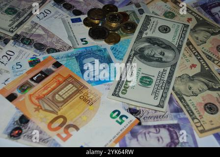 Münzen und Banknoten aus verschiedenen Ländern. Stockfoto