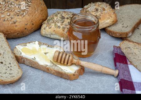 Scheibe Brot mit Butter und Honig zum Frühstück Stockfoto