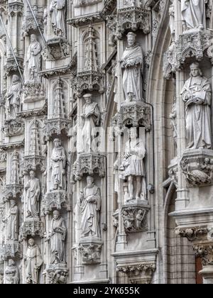 Detail künstlerisches Gebäude Leuvener Rathaus (Historisch Stadhuis van Leuven) von 1469 im spätgotischen Stil am Groten Markt, Leuven, Flandern, Flemis Stockfoto