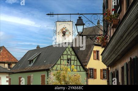 Kientzheim, Haut-Rhin, Elsass, Frankreich - 18. Oktober 2024 - Metallschild begrüßt Besucher im elsässischen Dorf Kientzheim Stockfoto