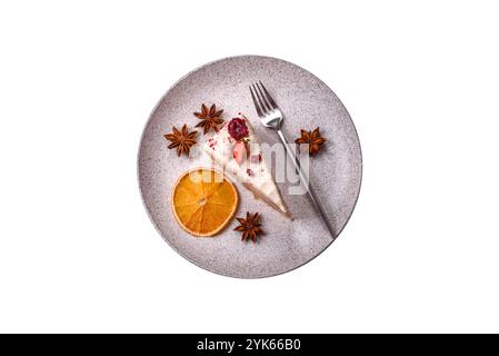 Stück süßer Kuchen mit weißer Creme, Himbeeren und Erdbeeren auf weißem Hintergrund Stockfoto