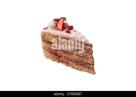 Stück süßer Kuchen mit weißer Creme, Himbeeren und Erdbeeren auf weißem Hintergrund Stockfoto