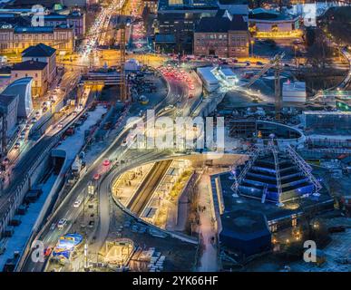 Blick auf den Gebhard-Müller-Platz, rechts das Planetarium. Hell erleuchtet die neue Stadtbahn Haltestelle Staatsgalerie, die im Zuge das Bahnprojekts Stuttgart 21 verlegt werden muss, Bundesstraße B14. Nachtaufnahme, Drohnenfoto. // 30.12.2023: Stuttgart, Baden-Württemberg, Deutschland, Europa *** Blick auf Gebhard Müller Platz, rechts das Planetarium die neue Stadtbahnhaltestelle Staatsgalerie, die im Rahmen des Bahnprojekts Stuttgart 21 verlegt werden musste, B14 Bundesautobahn Nachtaufnahme, Drohnenfoto 30 12 2023 Stuttgart, Baden Württemberg, Deutschland, Europa Stockfoto