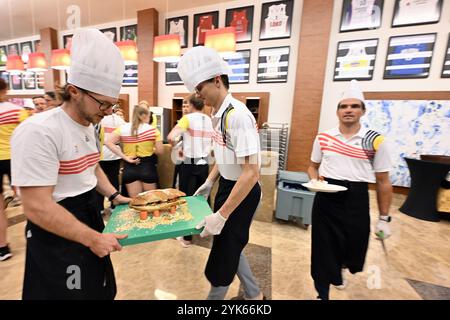 Belek, Türkei. November 2024. Ein Teamgebäude mit Kochaktivität Teil des Trainingslagers, das vom BOIC-COIB Belgischen Olympischen Komitee in Belek, Türkei, am Sonntag, den 17. November 2024 organisiert wurde. Das Lager findet vom 11. Bis 25. November statt. BELGA PHOTO ERIC LALMAND Credit: Belga News Agency/Alamy Live News Stockfoto