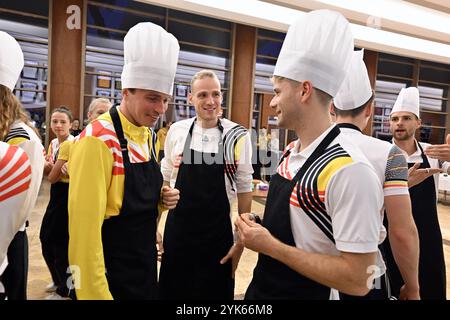 Belek, Türkei. November 2024. Ein Teamgebäude mit Kochaktivität Teil des Trainingslagers, das vom BOIC-COIB Belgischen Olympischen Komitee in Belek, Türkei, am Sonntag, den 17. November 2024 organisiert wurde. Das Lager findet vom 11. Bis 25. November statt. BELGA PHOTO ERIC LALMAND Credit: Belga News Agency/Alamy Live News Stockfoto