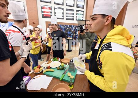 Belek, Türkei. November 2024. Ein Teamgebäude mit Kochaktivität Teil des Trainingslagers, das vom BOIC-COIB Belgischen Olympischen Komitee in Belek, Türkei, am Sonntag, den 17. November 2024 organisiert wurde. Das Lager findet vom 11. Bis 25. November statt. BELGA PHOTO ERIC LALMAND Credit: Belga News Agency/Alamy Live News Stockfoto