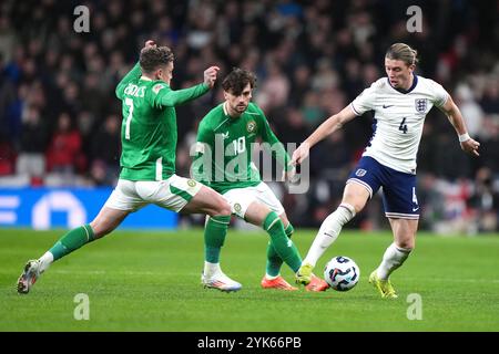 Englands Conor Gallagher (rechts) kämpft um den Ball mit Sammie Szmodics (links) und Troy Parrott während des Gruppenspiels der UEFA Nations League im Wembley Stadium in London. Bilddatum: Sonntag, 17. November 2024. Stockfoto