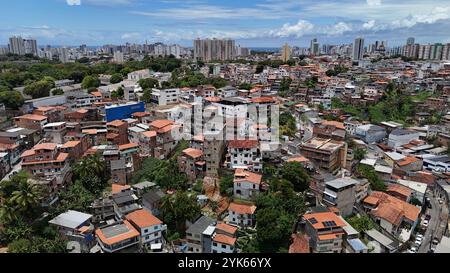 salvador, bahia, brasilien - 16. oktober 2024: Luftaufnahme von Wohnungen in einer Favela-Gemeinde in der Stadt Salvador. Stockfoto