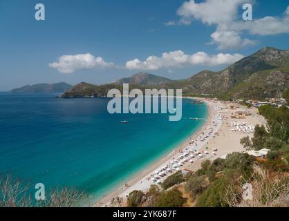 Blick von oben auf den Strand von Oludeniz ( türkisch: Ölüdeniz ). Oludeniz oder Blaue Lagune. Es ist ein berühmter Touristenbadeort im Fethiye-Viertel von Mugla Stockfoto