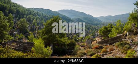 Kayakoy alte Siedlung. Es ist ein altes griechisches Dorf, bekannt als Levissi. Es ist ein berühmtes Touristenziel, bekannt als Geisterstadt in der Nähe von Fethiye. Turkiye Stockfoto