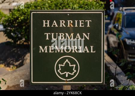 New York, NY US - 11. November 2024: Schild am Harriet Tubman Memorial oder Swing Low von der Künstlerin Alison Saar in Harlem. Stockfoto