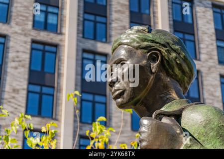 New York, New York, USA - 11. November 2024: Das Harriet Tubman Memorial oder Swing Low der Künstlerin Alison Saar in Harlem. Stockfoto