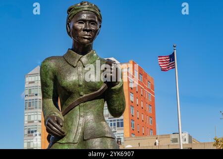 New York, New York, USA - 11. November 2024: Das Harriet Tubman Memorial oder Swing Low der Künstlerin Alison Saar in Harlem. Stockfoto