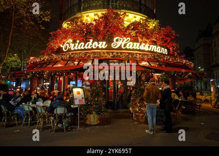 Paris, Frankreich - 16. November 2024 : das Restaurant Triadou Haussmann, traditionelles Pariser Brasserieat, das zu Weihnachten 2024 dekoriert ist. Es befindet sich auf bo Stockfoto