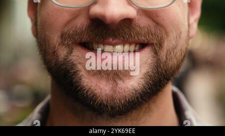 Nahaufnahme männlicher Mund Mann bärtige Gesichtsdetails Kaukasischer glücklicher Mann Lippen Zähne Chirurgie Gesundheitspflege Krankenversicherung gesunde Zähne lächelnd Dental oral Stockfoto