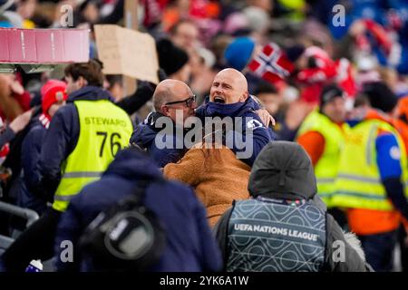 Oslo, Norwegen 20241117. Der Generalsekretär des norwegischen Fußballverbandes Karl-Petter Loken, der Nationaltrainer Staale Solbakken und die Fußballpräsidentin Lise Klaveness feiern, als klar wird, dass Österreich und Slowenien ein Unentschieden gespielt haben, was bedeutet, dass Norwegen nach dem Sieg im Fußballspiel zwischen Norwegen und Kasachstan im Ullevaal-Stadion seine Gruppe gewinnt. Foto: Terje Pedersen / NTB Stockfoto