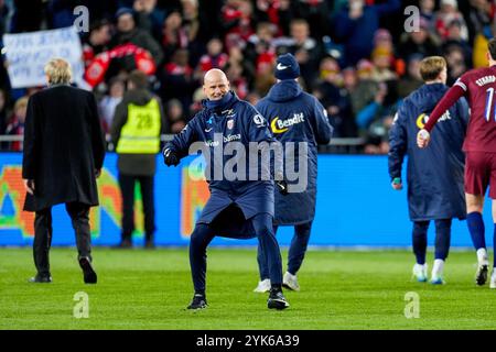 Oslo, Norwegen 20241117. Nationaltrainer Staale Solbakken feiert nach dem Sieg im Fußballspiel in der Nationalliga zwischen Norwegen und Kasachstan im Ullevaal-Stadion. Foto: Terje Pedersen / NTB Stockfoto