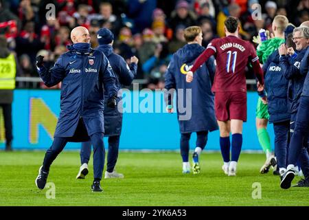 Oslo, Norwegen 20241117. Nationaltrainer Staale Solbakken feiert nach dem Sieg im Fußballspiel in der Nationalliga zwischen Norwegen und Kasachstan im Ullevaal-Stadion. Foto: Terje Pedersen / NTB Stockfoto