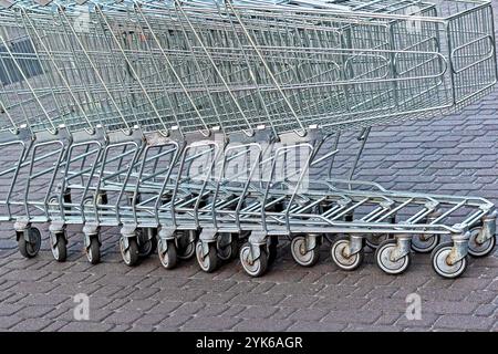 Eisenkarren in der Nähe des Supermarktes neben dem Parkplatz vor dem Hotel Stockfoto