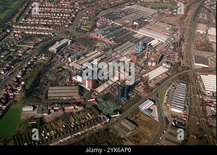 Luftaufnahme des Goodyear-Reifenwerks in Wolverhampton zwischen der A449 Stafford Road (links) und der West Coast-Hauptstrecke. Stockfoto