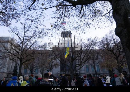 Antikriegs-Demo in Berlin 2024 Berlin, Deutschland - 17.11.2024: Ein Demonstrant schwenkt die ukrainische Flagge vor der russischen Botschaft in Berlin während einer Antikriegs-Demo in Berlin gegen den Krieg in der Ukraine und gegen die politischen Repressionen in Russland. Berlin Stockfoto