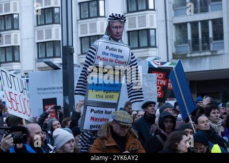 Antikriegs-Demo in Berlin 2024 Berlin, Deutschland - 17.11.2024: Ein Demonstrant hält eine Pappfigur die Putin darstellen soll mit der Unterschrift dass Putin vor Gericht gehören, vor der russischen Botschaft in Berlin während einer Antikriegs-Demo in Berlin gegen den Krieg in der Ukraine und gegen die politischen Repressionen in Russlands. Berlin Stockfoto