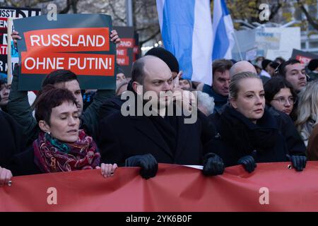 Antikriegs-Demo in Berlin 2024 Berlin, Deutschland - 17.11.2024: Wladimir Kara-Mursa C, Julia Nawalnaja R vor der russischen Botschaft in Berlin während einer Antikriegs-Demo in Berlin gegen den Krieg in der Ukraine und gegen die politischen Repressionen in Russland. Berlin Stockfoto