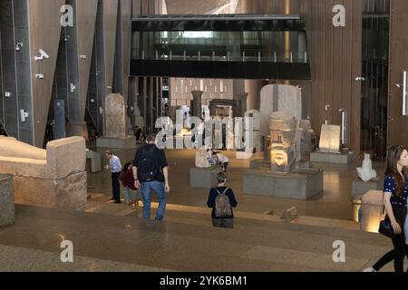 Die von Statuen gesäumte majestätische Treppe des Großen Ägyptischen Museums führt von der Galerieebene im 3. Stock zum Atrium im Erdgeschoss. Stockfoto