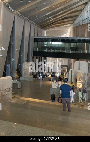 Die von Statuen gesäumte majestätische Treppe des Großen Ägyptischen Museums führt von der Galerieebene im 3. Stock zum Atrium im Erdgeschoss. Stockfoto