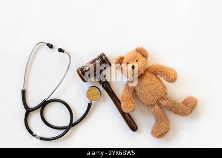 Teddybär braun und Doktor Stethoskop und Richter Hamel liegen auf weißem Hintergrund, Recht und Gerechtigkeit Stockfoto