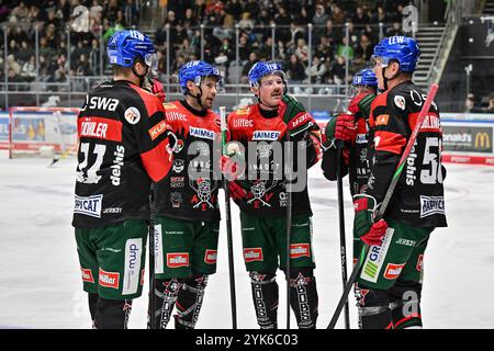 Augsburg, Deutschland. November 2024. Die Pantherspieler Nolan ZAJAC (Augsburger Panther #44) Mick KOEHLER (Augsburger Panther #11), Alexander OBLINGER (Augsburger Panther #50) und Cody KUNYK (Augsburger Panther #20) unterhalten sich im Powerbreak/DEL: Augsburger Panther - Iserlohn Roosters, Curt Frenzel Stadion am 17.11.2024 Credit: dpa/Alamy Live News Stockfoto