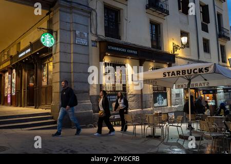 Besucher gehen an einem Starbucks Coffee Shop im historischen Los Austrias Barrio auf der Plaza Mayor, Madrid, Spanien vorbei. Stockfoto