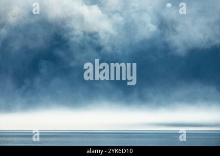 Ein bewölkter Himmel mit nebeliger Nebelatmosphäre Stockfoto