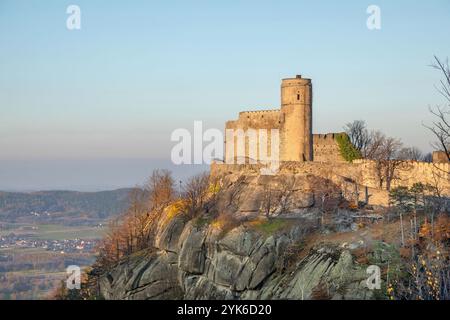 Schloss Chojnik (Zamek Chojnik) - mittelalterliche Festung auf einem Hügel im Sudetes-Gebirge, Polen Stockfoto