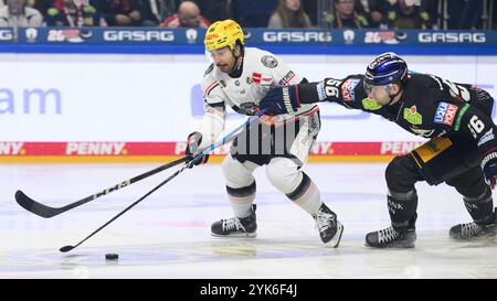 Berlin, Deutschland. November 2024. Deutschland, Berlin, DEL, Eisbaren Berlin vs Loewen Frankfurt, Spielzeit 2024/2025, in der UBER Arena, 17.11.2024, im Bild v.l. Cameron Brace (Loewen Frankfurt, #86), Markus Niemelaeinen (Eisbaeren Berlin, #56), Zweikampf, Action, Kampf, kaempft um den Ball, Quelle: HMB Media/Alamy Live News Stockfoto