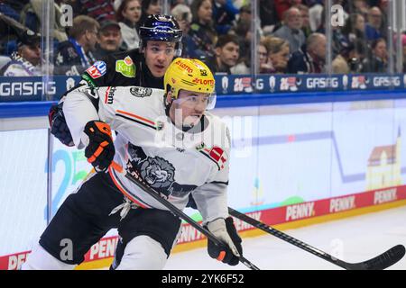 Berlin, Deutschland. November 2024. Deutschland, Berlin, DEL, Eisbaren Berlin vs Loewen Frankfurt, Spielzeit 2024/2025, in der UBER Arena, 17.11.2024, im Bild vs. Rio Kaiser (Eisbaeren Berlin, #17), Clayton Kirichenko (Loewen Frankfurt, #22), Zweikampf, Action, Kampf, kaempft um den Ball, Quelle: HMB Media/Alamy Live News Stockfoto