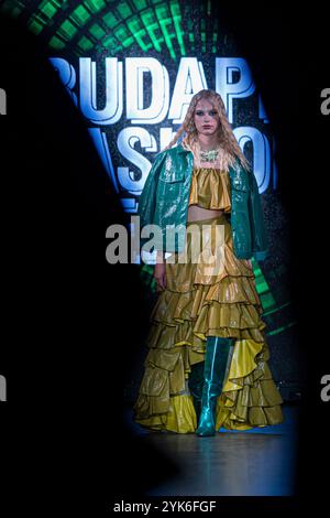 Budapest, Ungarn. November 2024. Ein Model präsentiert eine Kreation der ungarischen Designerin Ilona Szabo während der Budapest Fashion Week am 15. November 2024 in Budapest, Ungarn, im Hall of City Park Ice Rink. (Foto: Robert Szaniszlo/NurPhoto)0 Credit: NurPhoto SRL/Alamy Live News Stockfoto